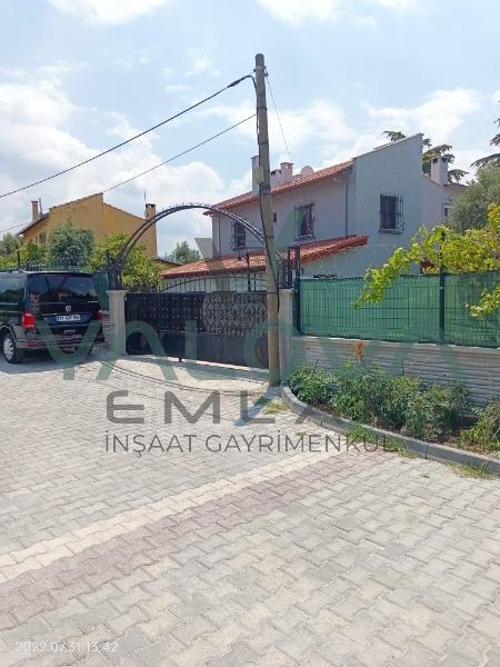 YALOVA ÇINARCIK KORUKÖYDE DEVEBOYNUNDA SATILIK BAHÇELİ VİLLA